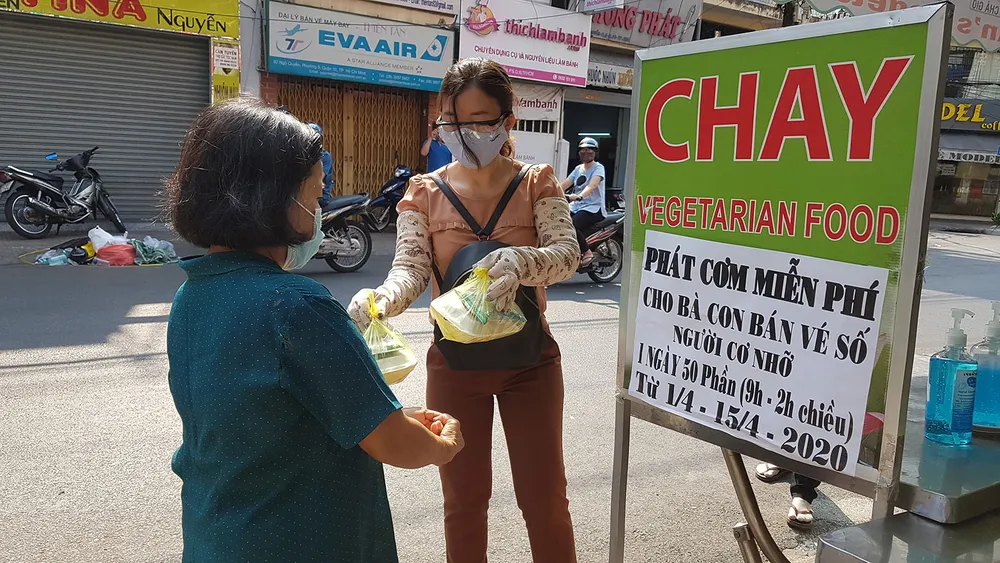 Quán chay Bình An phát cơm, mì gói giúp người lao động nghèo