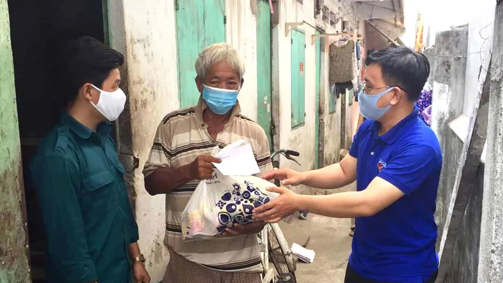 Đoàn viên, thanh niên Quận đoàn 9 tặng quà và hướng dẫn người dân phòng chống dịch Covid-19