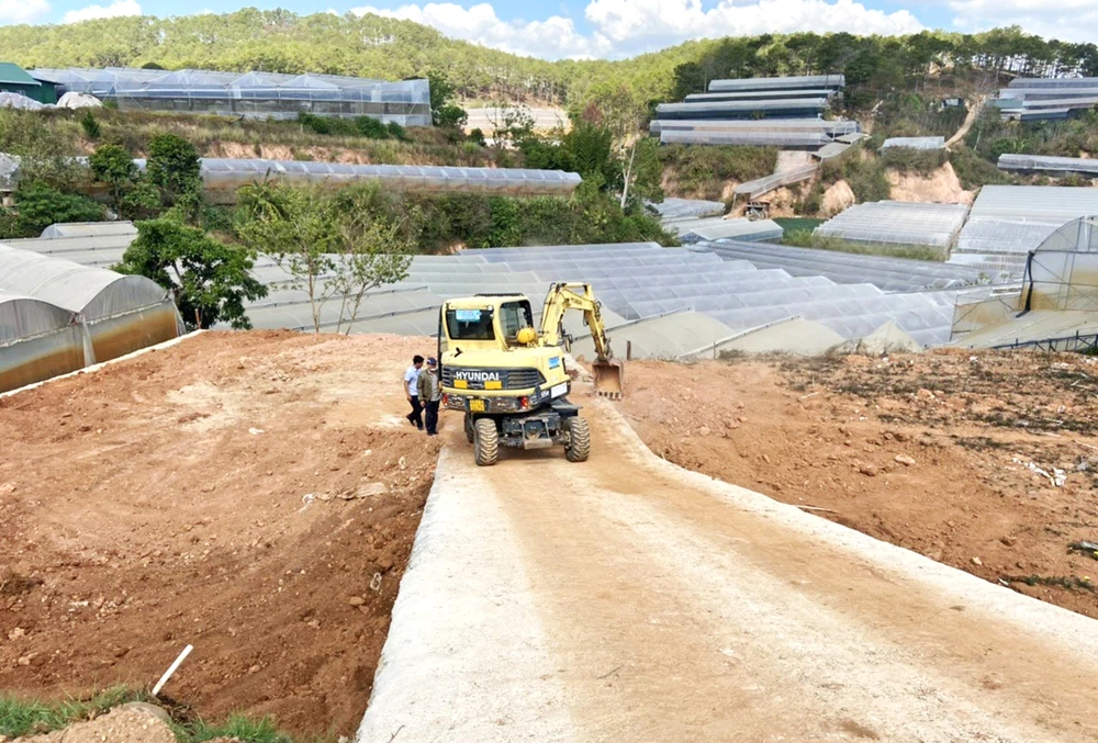Đường bê tông trái phép (hẻm Cam Ly, phường 5, TP Đà Lạt) tại khu vực đất nông nghiệp thuần túy