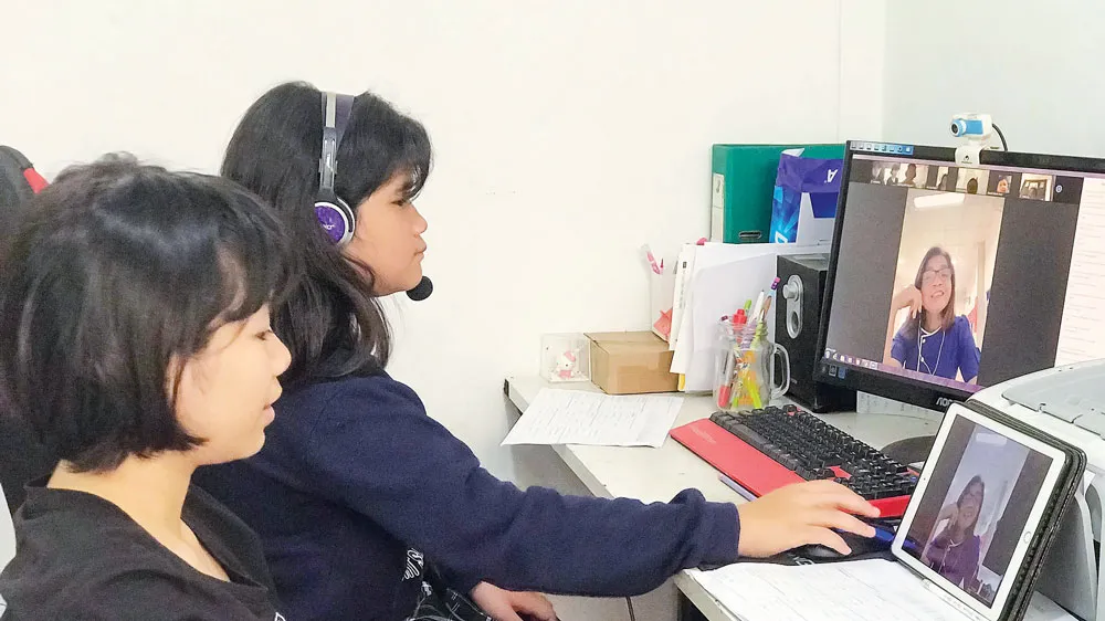 Chị em Hoàng Hà và Ái Linh (lớp 5 Trường Tiểu học Hồng Ngọc - Ruby School, quận Tân Phú, TPHCM) học trực tuyến tại nhà. Ảnh: HUỲNH NGA