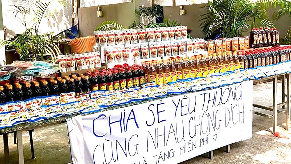 Tại TPHCM có nhiều điểm phát nhu yếu phẩm miễn phí trợ giúp người nghèo (ảnh chụp tại đường Trương Văn Hải, quận 9)
