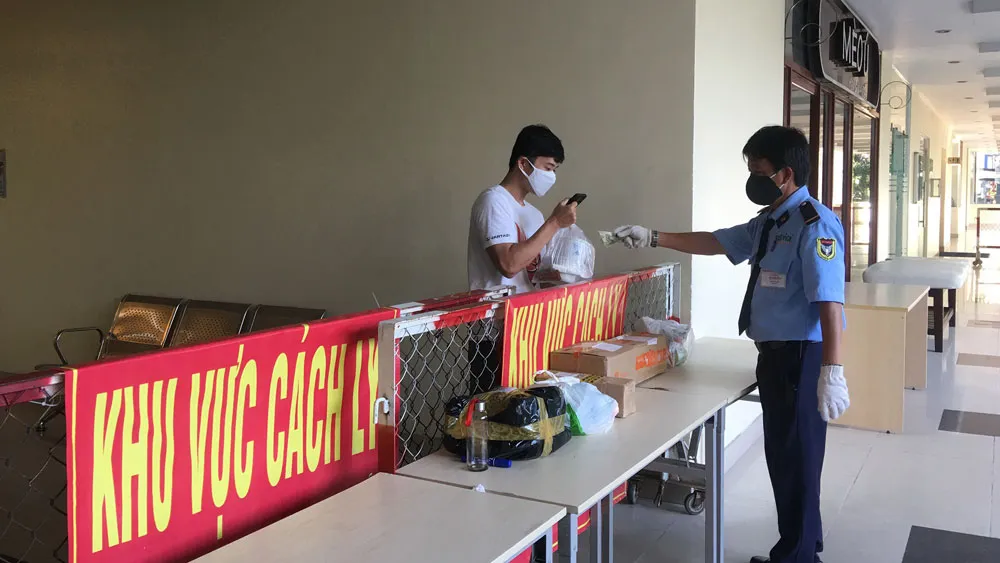 Cư dân trong khu chung cư cách ly nhận hàng hóa do nhân viên tổ trực mua giúp