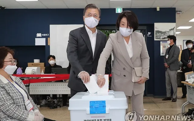 Tổng thống Hàn Quốc Moon Jae In và phu nhân bỏ phiếu tại một điểm bầu cử ở thủ đô Seoul. Ảnh: Yonhap News