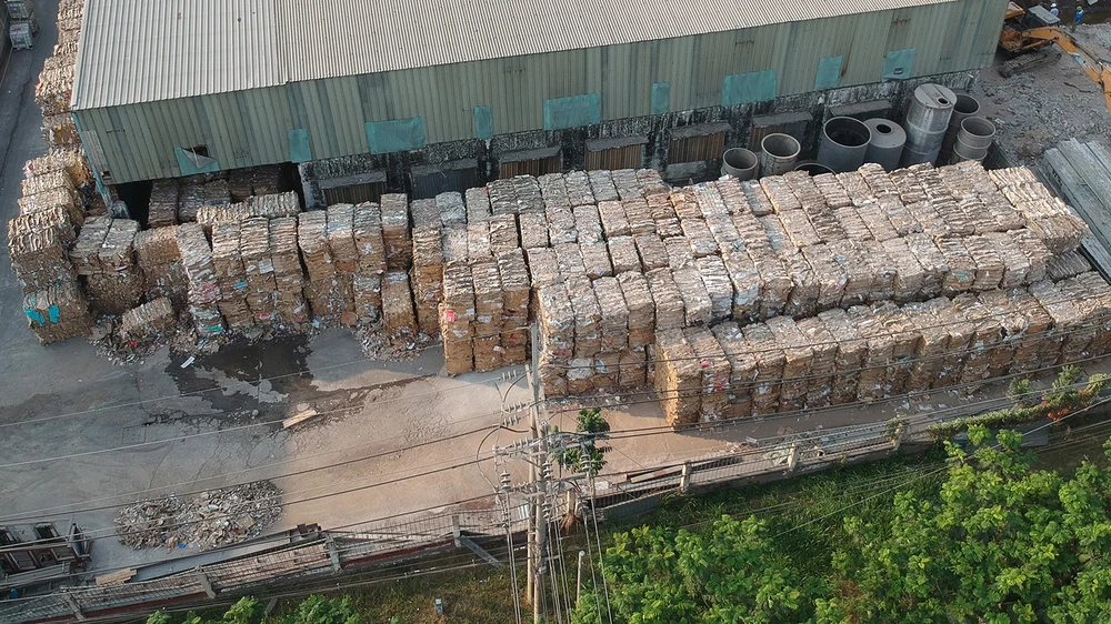 Kho nguyên liệu giấy phế phẩm để sản xuất tại Nhà máy giấy Xuân Mai, huyện Nhà Bè, TPHCM (ảnh chụp sáng 10-4). Ảnh: CAO THĂNG