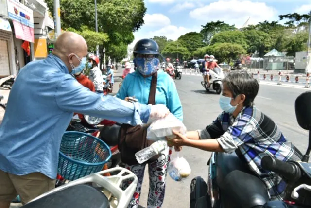 Tình người thành phố mang tên Bác ảnh 5