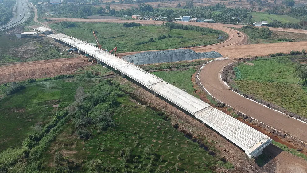 Công trình thi công cao tốc Trung Lương - Mỹ Thuận tại xã Tam Hiệp, huyện Châu Thành, tỉnh Tiền Giang ngày 14-4-2020. Ảnh: CAO THĂNG