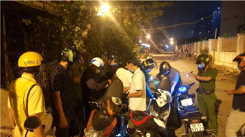 Tổ công tác 363 (Công an quận 8) kiểm tra hành chính một trường hợp khả nghi trên đường Âu Dương Lân vào rạng sáng 14-4