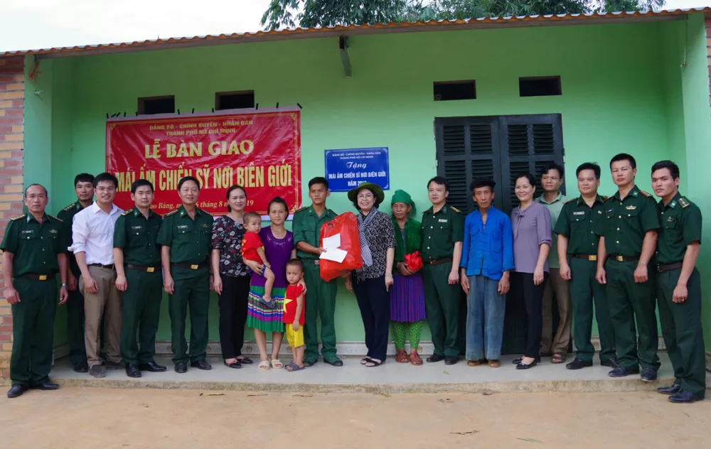 Tặng “Mái ấm chiến sĩ biên giới” cho gia đình anh Vừ Mí Quỳnh, huyện Bảo Lâm, tỉnh Cao Bằng. Ảnh: MINH NGUYỆT