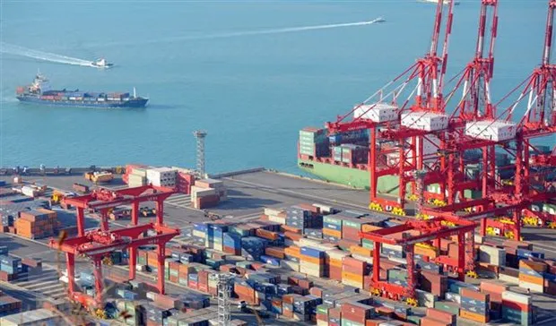 Hàng hóa được xếp tại cảng ở Busan, Hàn Quốc. Ảnh: AFP/TTXVN