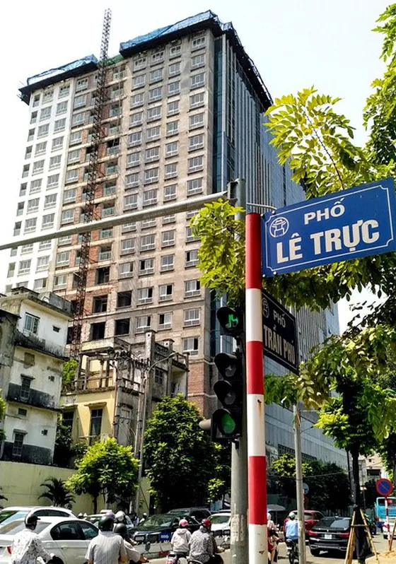 Bắt đầu phá dỡ tầng 17 và 18 của tòa nhà 8B Lê Trực ảnh 1