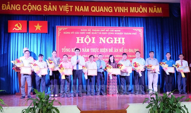 Trưởng Ban Dân vận Thành ủy TP Nguyễn Hữu Hiệp và Bí thư Đảng ủy Hứa Quốc Hưng tặng giấy khen cho các tập thể đạt thành tích xuất sắc trong thực hiện nhiệm vụ.