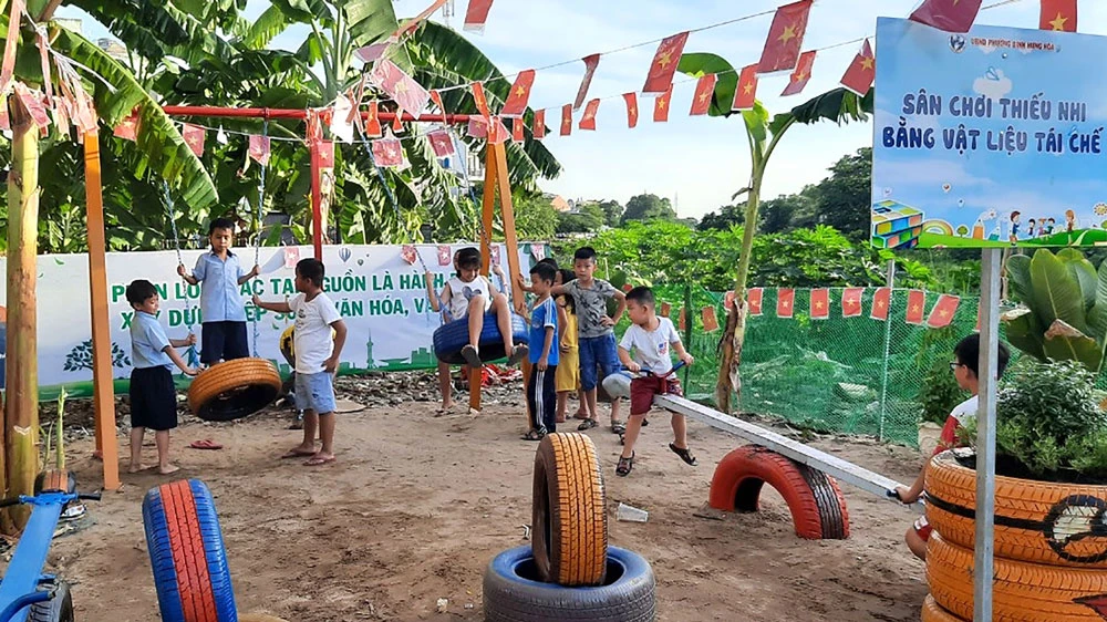 Thiếu nhi vùng sâu, vùng xa vui mừng với sân chơi bằng vật liệu tái chế