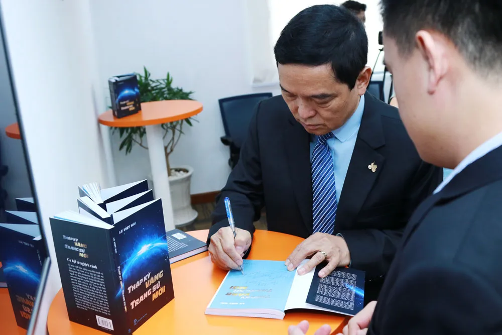 Giới thiệu sách “Thập kỷ vàng – Trang sử mới” và giao lưu với tác giả Lê Viết Hải ảnh 3 Giới thiệu sách “Thập kỷ vàng – Trang sử mới” và giao lưu với tác giả Lê Viết Hải ảnh 3