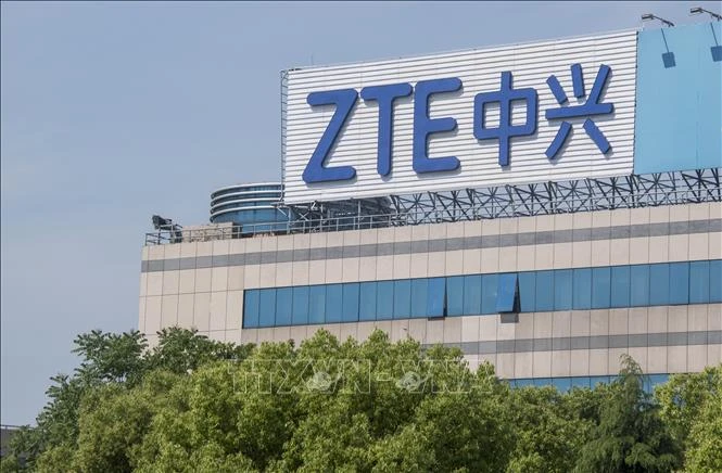 Biểu tượng ZTE tại văn phòng ở Thượng Hải, Trung Quốc. Ảnh: AFP/TTXVN