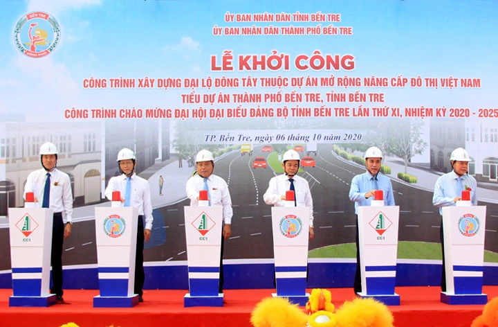 Các đại biểu thực hiện nghi thức động thổ công trình