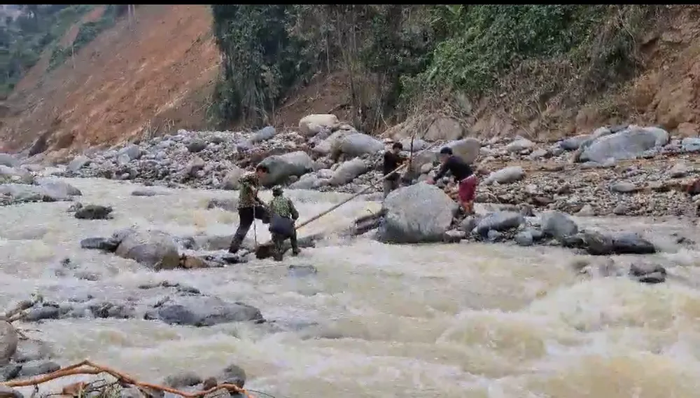 Tiếp cận xã Phước Lộc, nơi bị lũ quét, cô lập hơn 10 ngày qua  ảnh 2 Tiếp cận xã Phước Lộc, nơi bị lũ quét, cô lập hơn 10 ngày qua  ảnh 2