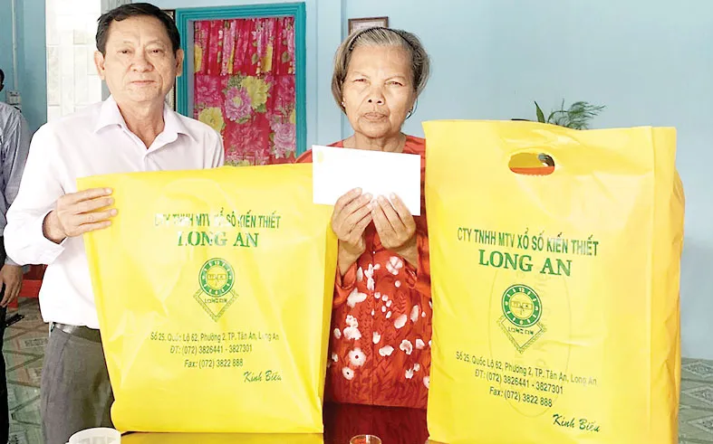 Công ty TNHH MTV Xổ số kiến thiết Long An: Trao tặng nhà Đại đoàn kết ảnh 2