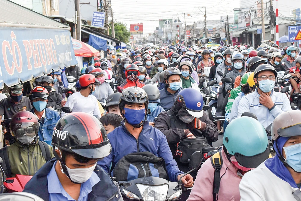 Đông đảo người và phương tiện chờ qua phà Cát Lái