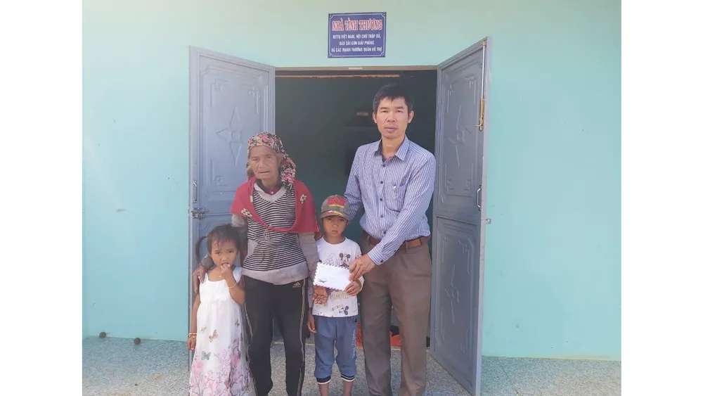 3 bà cháu A Quỳnh Châu và Y Quỳnh Như tiếp nhận tiền bạn đọc Báo SGGP hỗ trợ