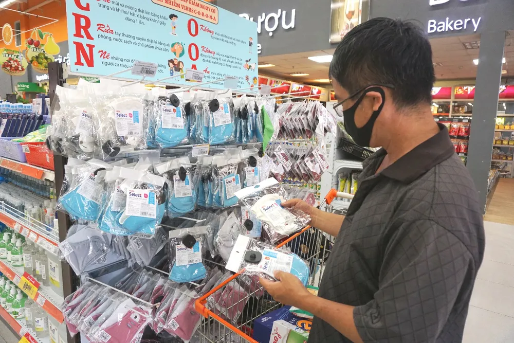 Người tiêu dùng chọn mua khẩu trang vải kháng khuẩn tại Co.opmart
