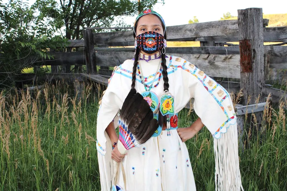 Khẩu trang có dòng chữ “Crow Nation” của bộ tộc Crow nhắc nhở bảo tồn văn hóa bộ tộc