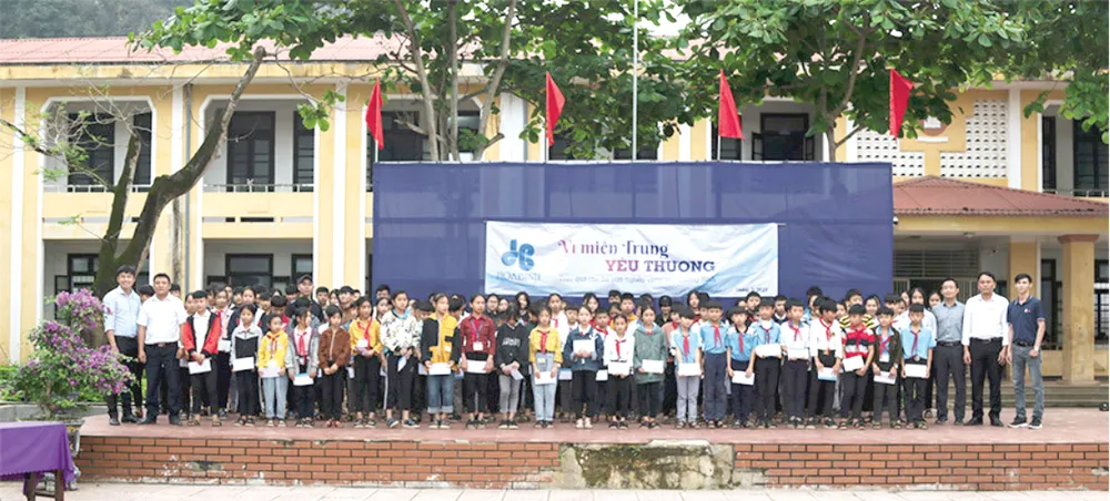 Hòa Bình trao quà “Vì miền Trung thương yêu” đến bà con nghèo Quảng Bình ảnh 2