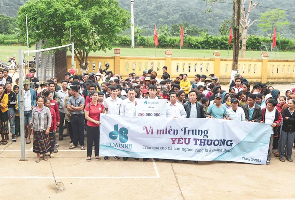 Hòa Bình trao quà “Vì miền Trung thương yêu” đến bà con nghèo Quảng Bình ảnh 1