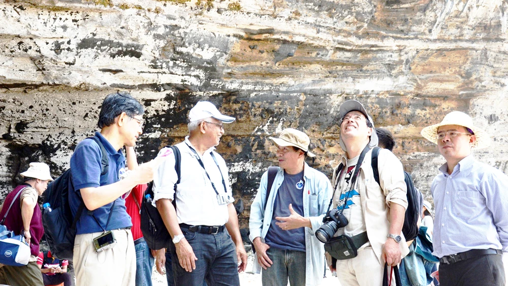 Các nhà khoa học khảo sát giá trị địa chất tại Công viên địa chất toàn cầu Lý Sơn - Sa Huỳnh