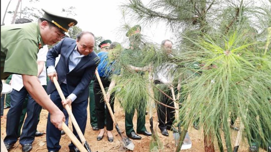 Chủ tịch nước Nguyễn Xuân Phúc trồng cây tại Khu di tích lịch sử K9 - Đá Chông. Ảnh: TTXVN