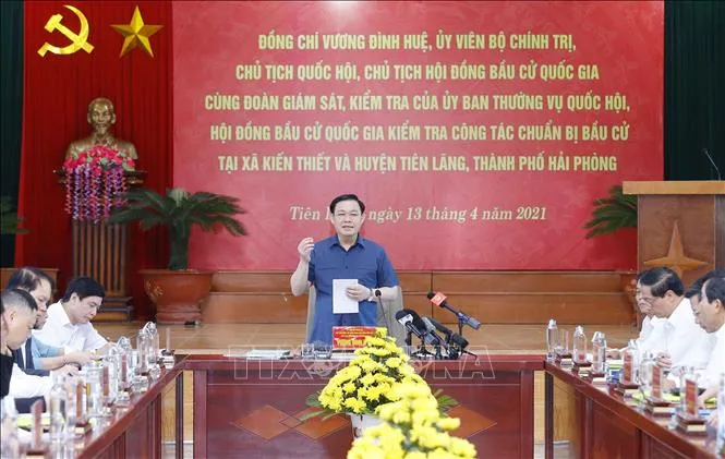 Chủ tịch Quốc hội Vương Đình Huệ phát biểu chỉ đạo tại buổi kiểm tra công tác chuẩn bị bầu cử tại Hải Phòng. Ảnh TTXVN