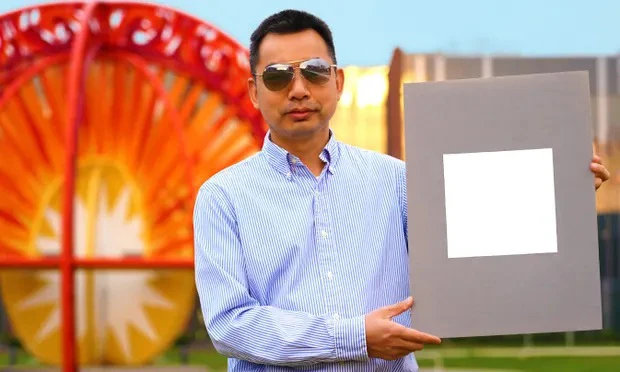 GS Xiulin Ruan bên cạnh loại sơn mới