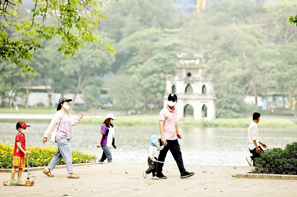 Một Hà Nội vắng vẻ và bình yên trong ngày 30-4. Ảnh: VIẾT CHUNG