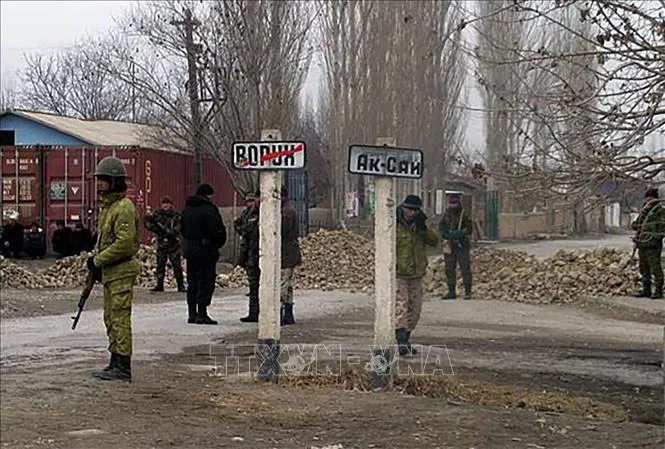 Binh sĩ Tajikistan tuần tra tại Vorukh, khu vực biên giới phía Bắc giáp Kyrgyzstan. Ảnh: RFE/TTXVN