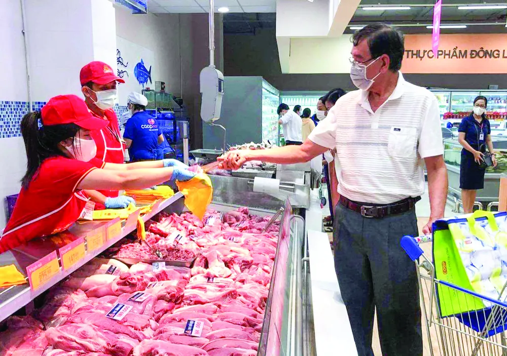 Người dân mua sắm tại Co.opXtra Phạm Văn Đồng, TP Thủ Đức, TPHCM. Ảnh: THANH TẤN