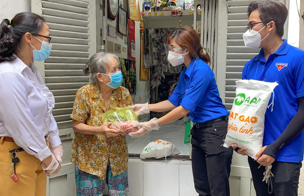 Những phần quà từ “Xe gạo nghĩa tình” của Báo SGGP được trao tận tay người lao động khó khăn. Ảnh: HOÀNG HÙNG