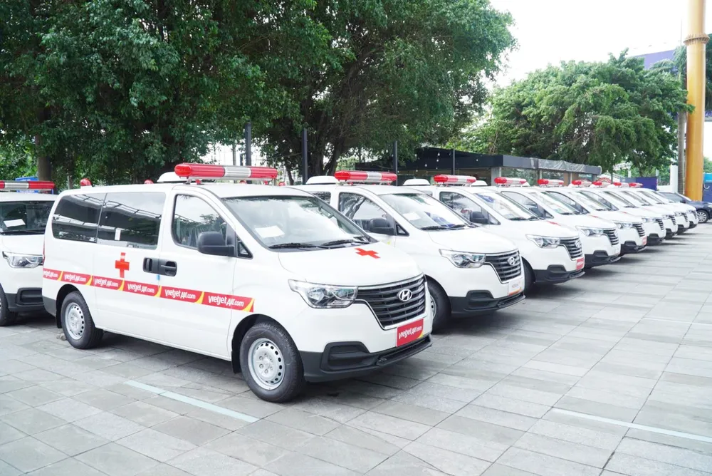 Tập đoàn Sovico tặng 10 xe cứu thương, chuyên chở hàng ngàn y bác sĩ, tặng hàng trăm ngàn suất cơm tại TPHCM ảnh 3