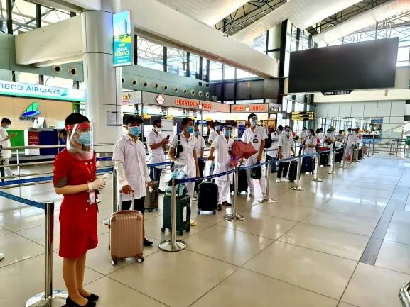 Tập đoàn Sovico tặng 10 xe cứu thương, chuyên chở hàng ngàn y bác sĩ, tặng hàng trăm ngàn suất cơm tại TPHCM ảnh 6