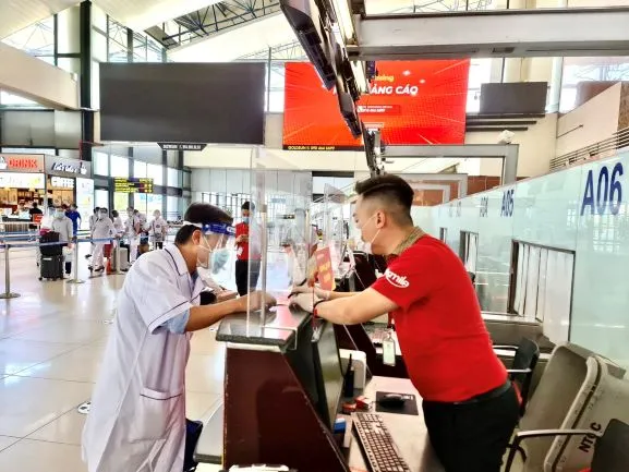 Tập đoàn Sovico tặng 10 xe cứu thương, chuyên chở hàng ngàn y bác sĩ, tặng hàng trăm ngàn suất cơm tại TPHCM ảnh 7