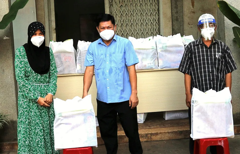 Trao 200 phần quà cho người nghèo và người dân tộc bị ảnh hưởng dịch Covid -19 ảnh 1