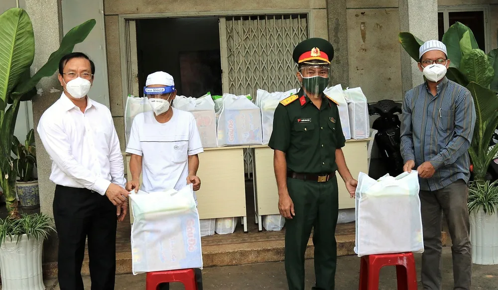 Trao 200 phần quà cho người nghèo và người dân tộc bị ảnh hưởng dịch Covid -19 ảnh 2