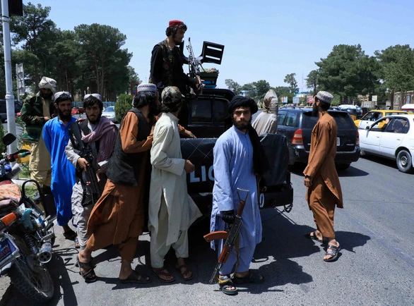 Lực lượng Taliban tuần tra trên một con phố ở Herat, Afghanistan ngày 14-8-2021. Ảnh: REUTERS