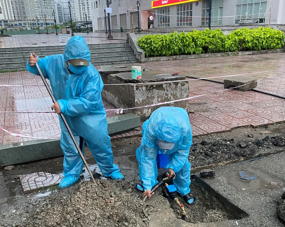 Nhân viên ngành nước lắp đặt đồng hồ, thiết bị tại các bệnh viện dã chiến để sẵn sàng cung cấp nước sạch