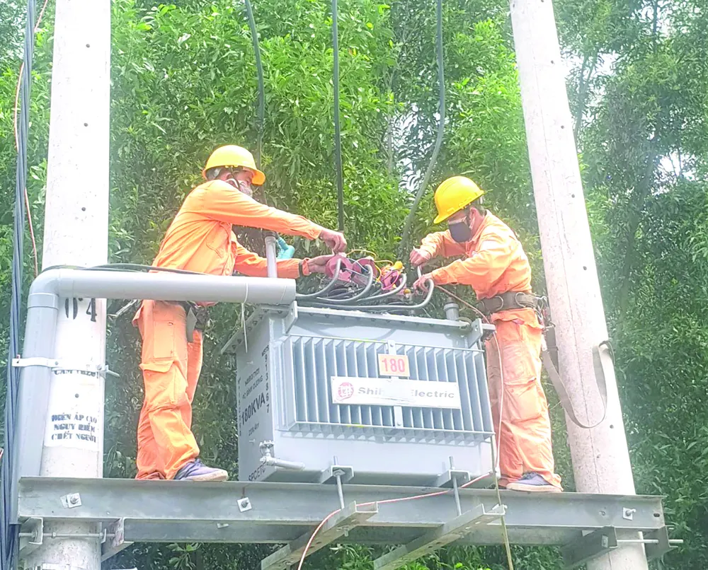 Điện lực Tân Uyên (Công ty Điện lực Bình Dương) nhanh chóng hoàn thành thi công lắp đặt trạm biến áp cấp điện cho Nhà máy sản xuất oxy