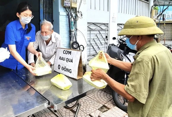 Quán cơm 0 đồng của vợ chồng ngoại giúp người khó khăn ở thành phố