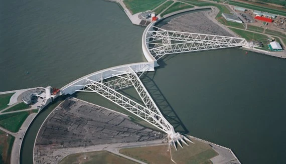 Kè chắn biển Oosterscheldekering (kè chắn bão đông Schelde) dài hơn 3km, nối liền hai đảo nhỏ tại Hà Lan. Ảnh: READESL