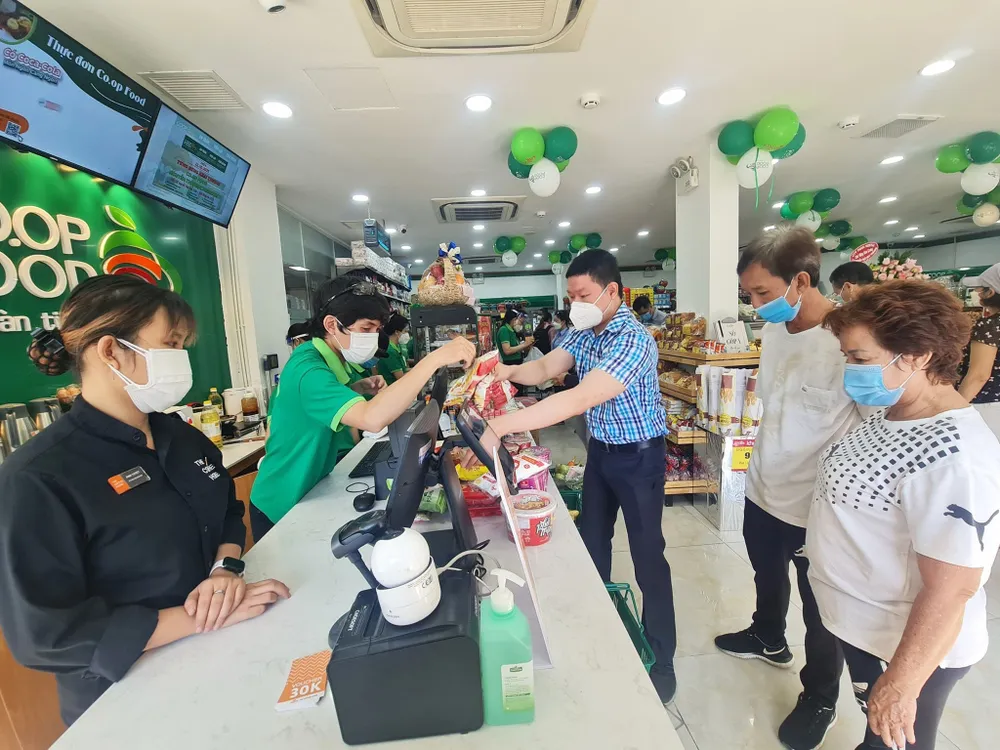 Khách mua hàng tại Co.op Food Nguyễn Thái Học Premium
