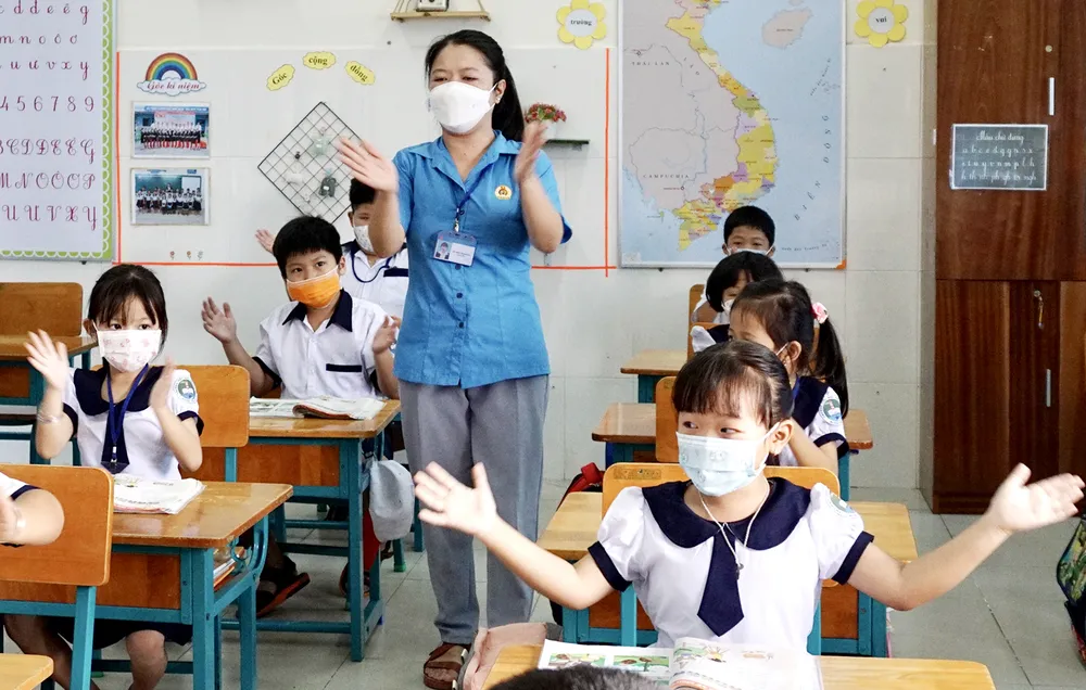 Đưa chữ qua xã đảo ảnh 2