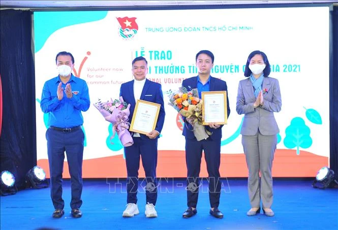 BTC trao Giấy chứng nhận của Ban Bí thư Trung ương Đoàn cho 2 giải tập thể và cá nhân được cộng đồng bình chọn nhiều nhất. Ảnh: TTXVN