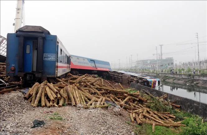 Va chạm với xe chở gỗ, tàu hỏa bị lật đầu máy, văng toa xuống kênh ảnh 2