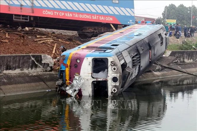 Va chạm với xe chở gỗ, tàu hỏa bị lật đầu máy, văng toa xuống kênh ảnh 4